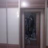 <em><b>Основа: </b></em>ДСП Kronospan.<br><em><b>Фасады: </b></em>Фотопечать стекло сатин, раздвижная система Astin.<br><em><b>Фурнитура: </b></em>Blum, ДС.
