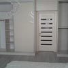 <em><b>Основа: </b></em>ДСП Kronospan.<br><em><b>Фасады: </b></em>Зеркало пескоструй.<br><em><b>Фурнитура: </b></em>Blum, ДС.