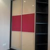 <em><b>Основа: </b></em>ДСП Kronospan.<br><em><b>Фасады: </b></em>Стекло сатин, раздвижная система Astin.<br><em><b>Фурнитура: </b></em>Blum, ДС.